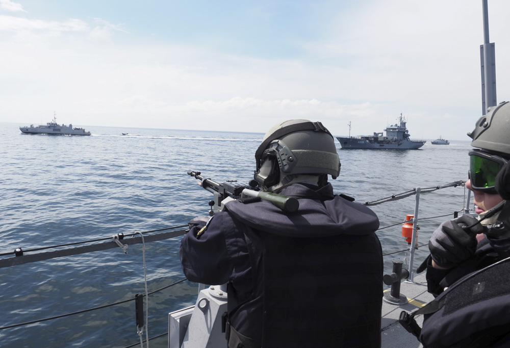 Sotilas harjoittelee ampumista laivalla.