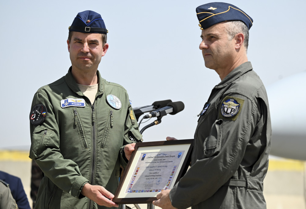 Kreikkalainen prikaatikenraali Avraam Kazantzoglou luovuttaa sertifikaatin suomalaiselle hävittäjäosastolle.