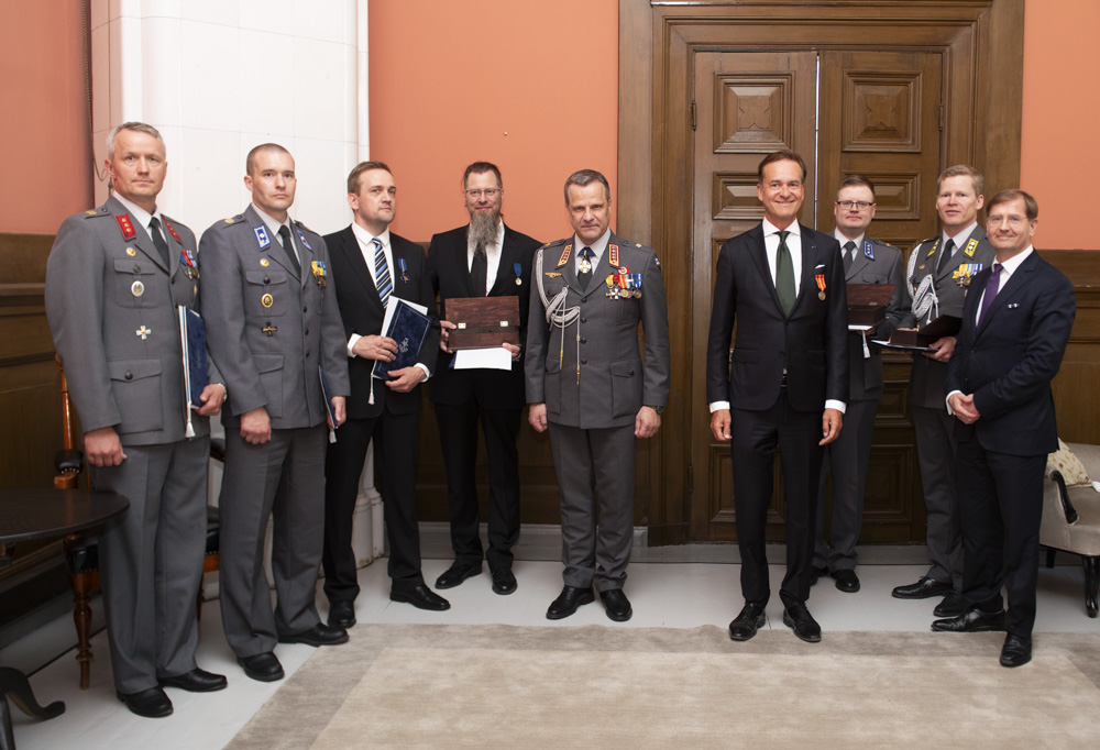 Kuvassa on Mannerheim-säätiön palkitsemat stipendinsaajat sekä säätiön hallitus.