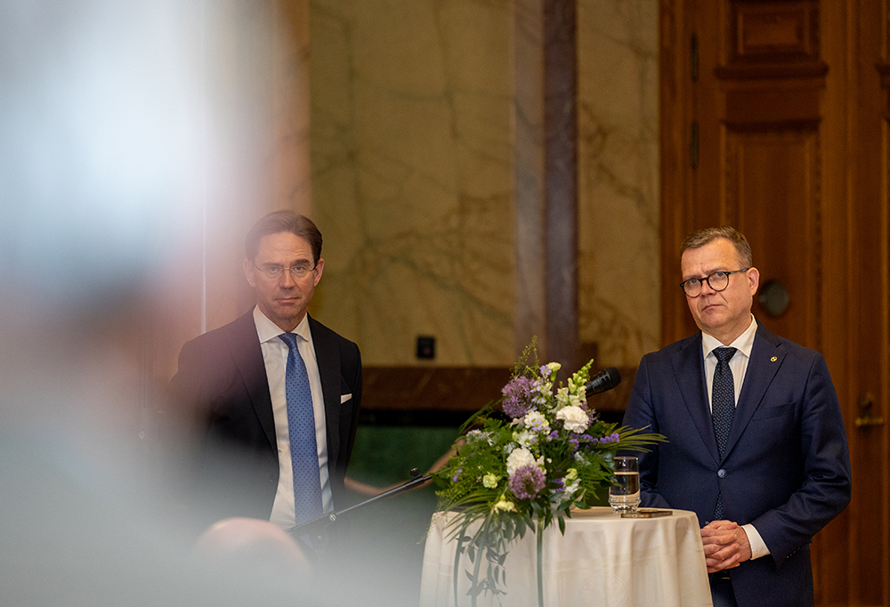 Atlantti-Seuran puheenjohtaja Jyrki Katainen sekä pääministeri Petteri Orpo yleisön tentattavana.
