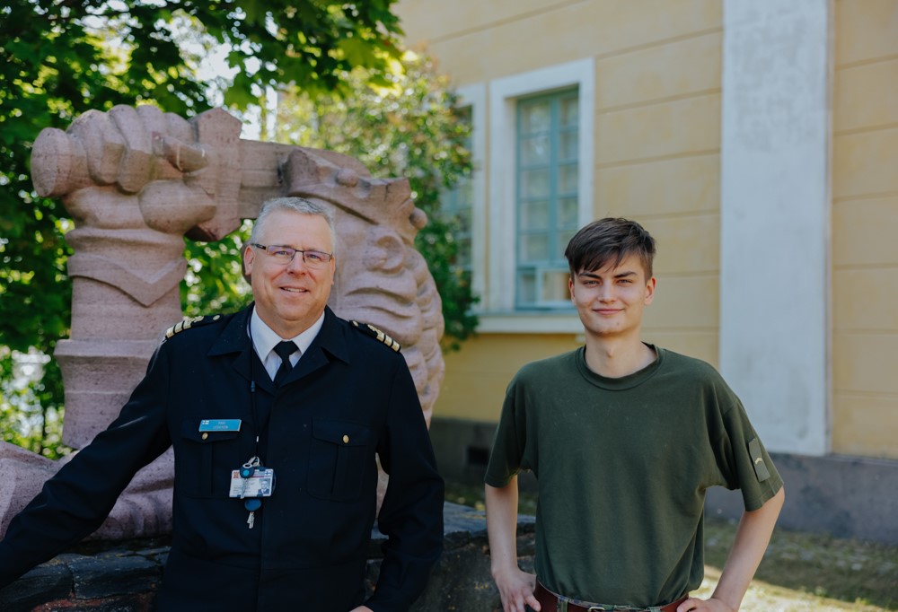 Kuvassa komentajakapteeni Pasi Leskinen ja ylimatruusi Elias Roos