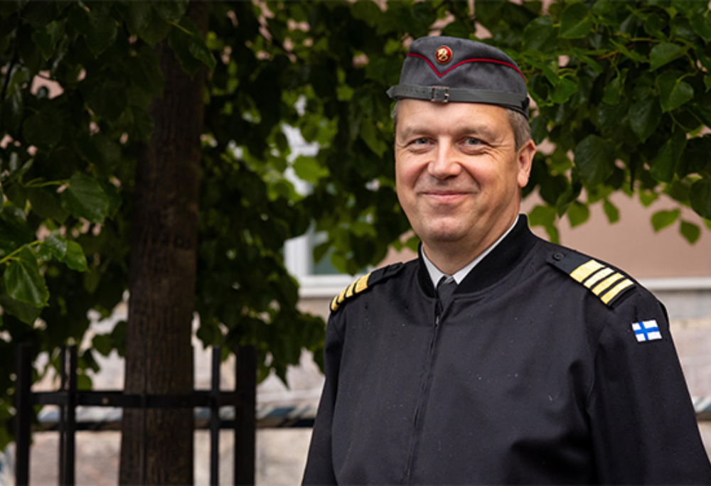 Kuvassa on eversti Jarkko Karsikas.