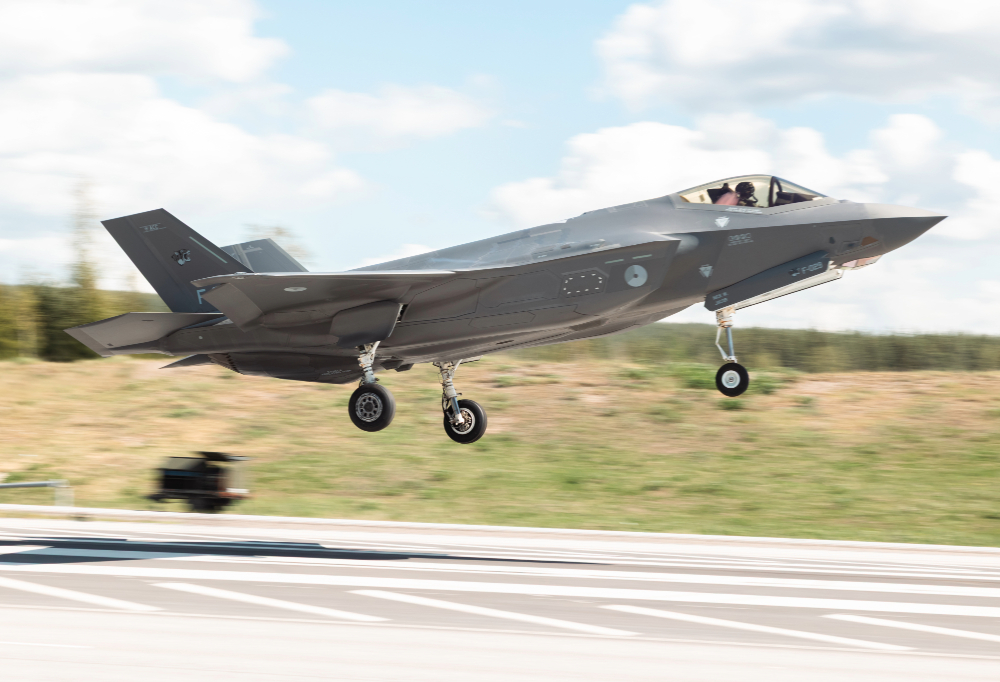 F-35-hävittäjä on juuri laskeutumassa maantielle.