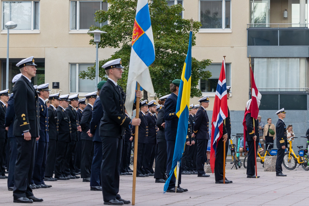 Neljän Pohjoismaan merikadetit seisovat rivissä tapahtuman avajaisseremoniassa.