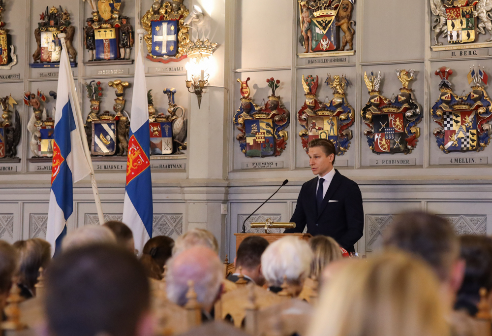 Kuvassa puolustusministeri Antti Häkkänen antamassa puhettaan valtakunnalisen maanpuolustuskurssin avajaisissa.