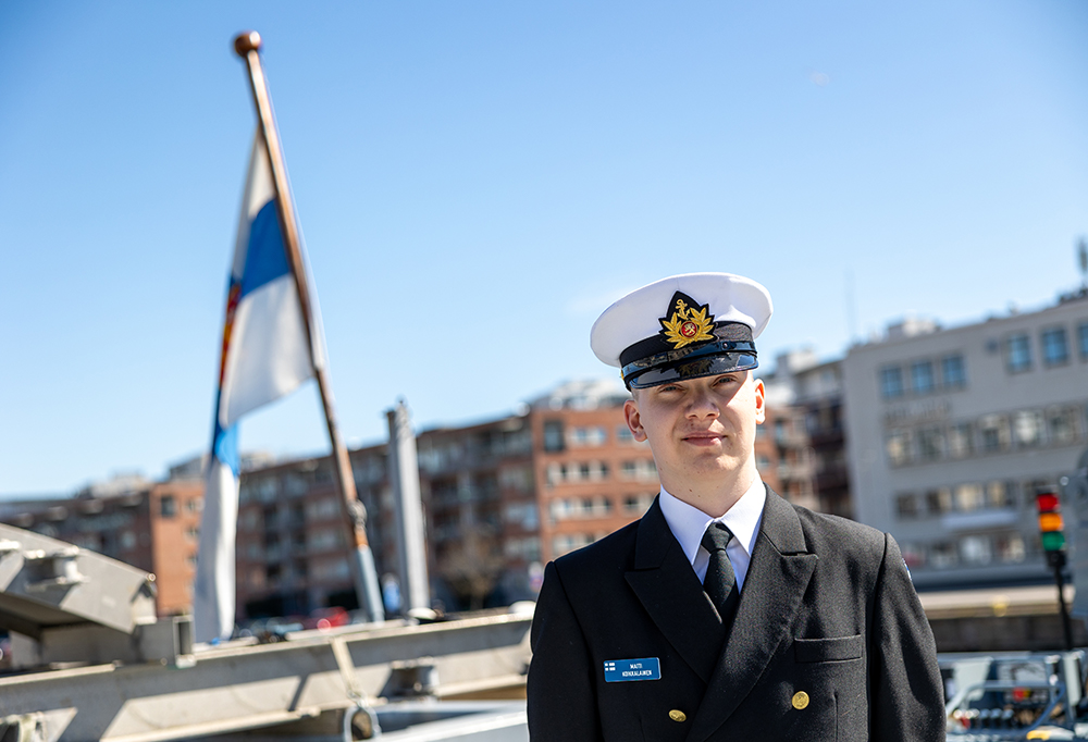Kuvassa pääministeri laivastokadetti Matti Kaikkolainen miinalaiva Uusimaalla.