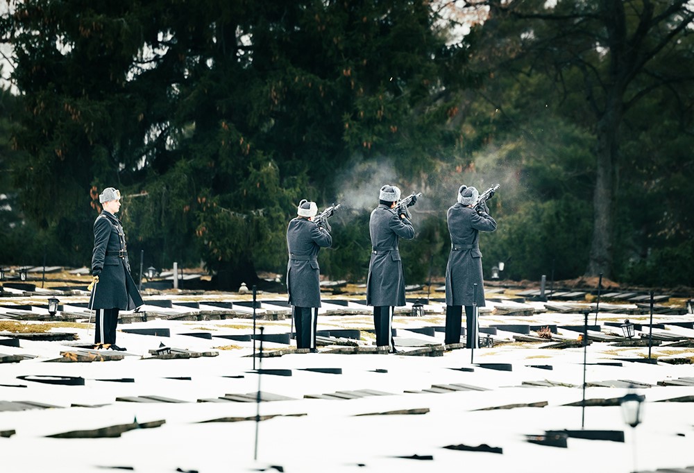 Kadetit ampumassa ilmaan kunnialaukauksia