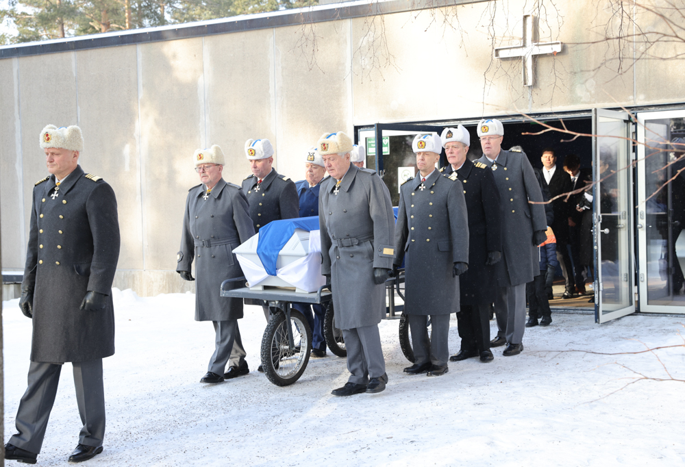 Puolustusvoimain komentaja, kenraali Timo Kivinen johti hautajaissaattuetta.