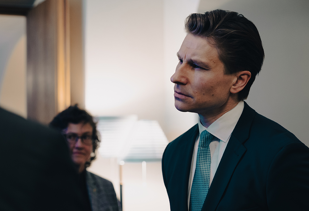 Kuvassa puolustusministeri Antti Häkkänen katsoo kameraan.