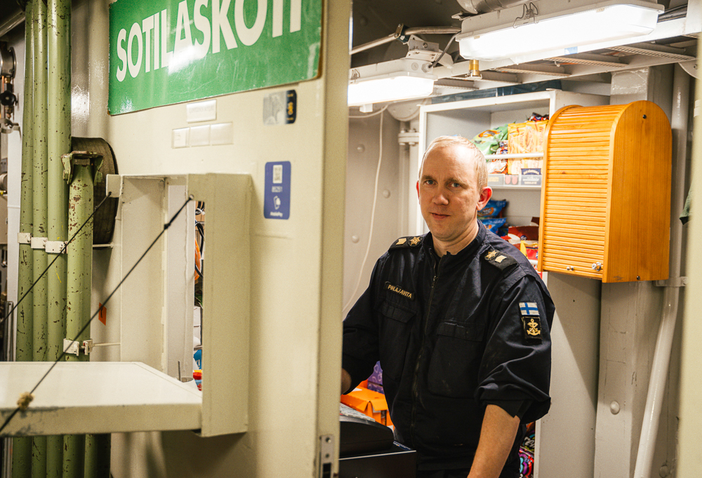 Kuvassa MLC Hämeenmaan sotilaskodista vastaava pursimies Perttu Pihlajaviita sotilaskodin luukulla.