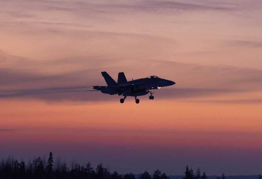 Kuvassa Suomen F/A-18 Hornet - monitoimihävittäjä.