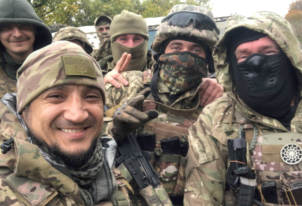 Ukrainalaisia sotilaita ottamassa selfietä.