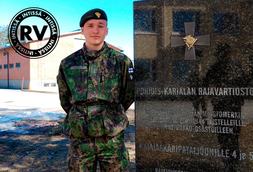 Varusmies seisomassa muistomerkin vieressä.