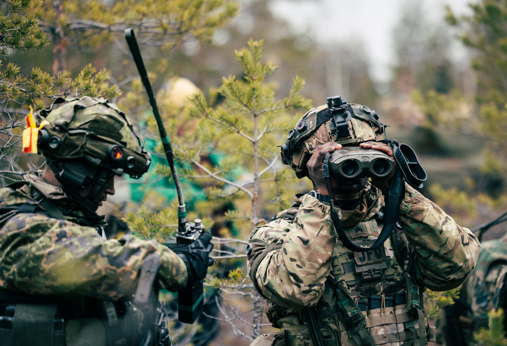 Kuvassa Suomen ja Yhdysvaltojen sotilaat päällään taisteluvarustus.