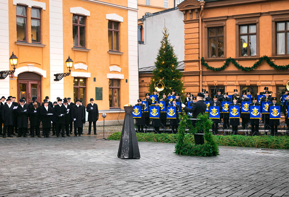 Kuvassa laivaston soittokunta joulurauhan julistuksessa.
