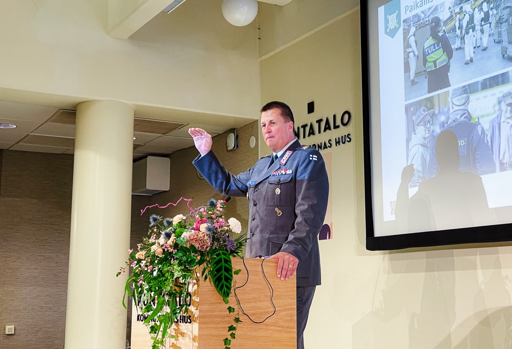Kuvassa eversti Kari Kaakinen yleisön edessä.
