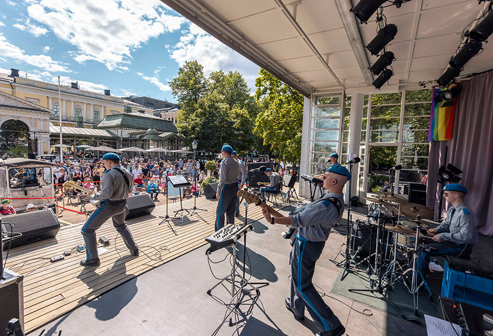 Kaartin soittokunta esiintymässä Esplanadilla.
