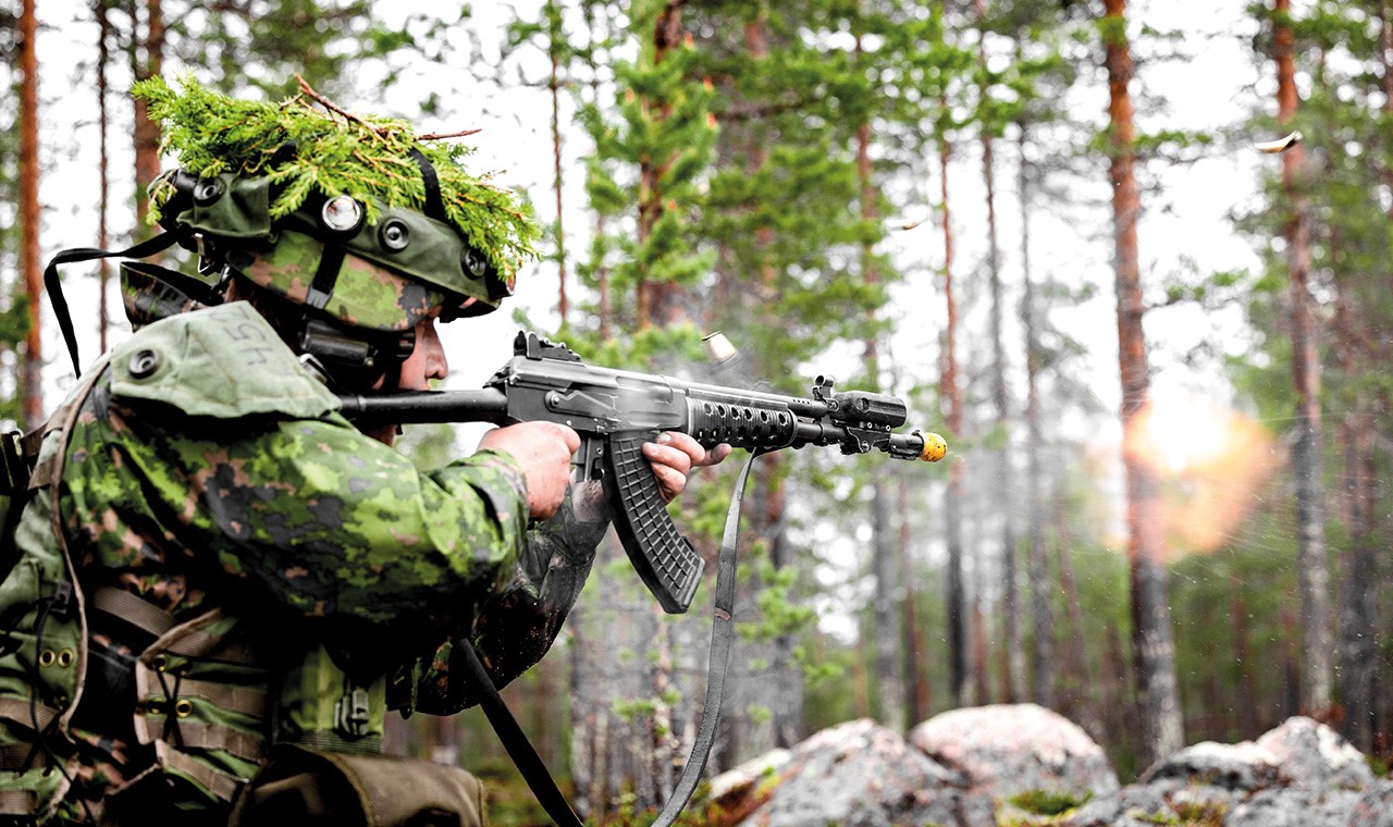 Kuvassa sotilas ampumassa paukkupatruunoilla.