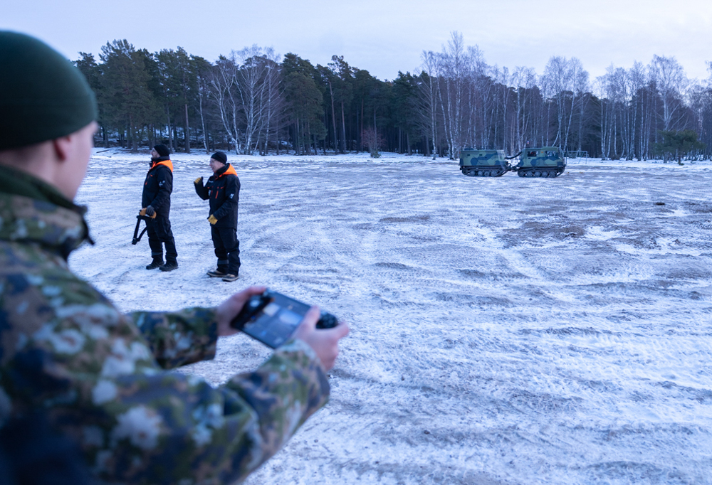 Kuvassa on etäohjattava tela-ajoneuvo.