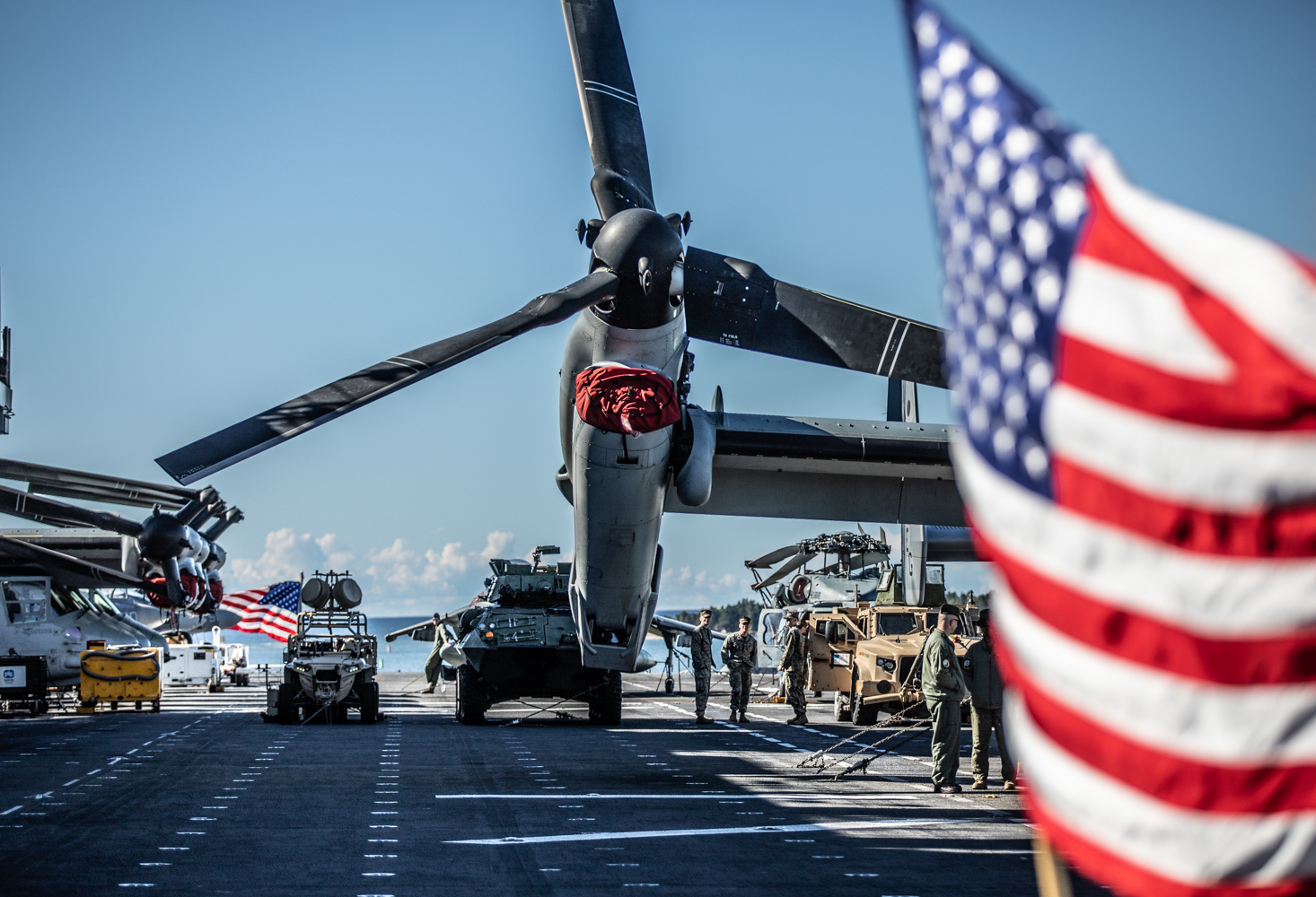 USS Kearsargen kannella lentokoneita