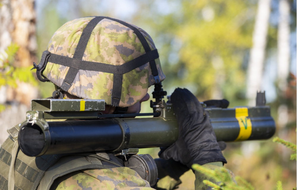 Kuvassa sotilas ampuu kevyellä kertasingolla.
