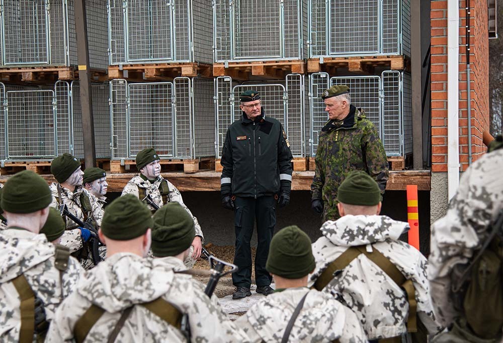 Kuvassa Pasi Kostamovaara, Timo Kivinen ja varusmiehiä