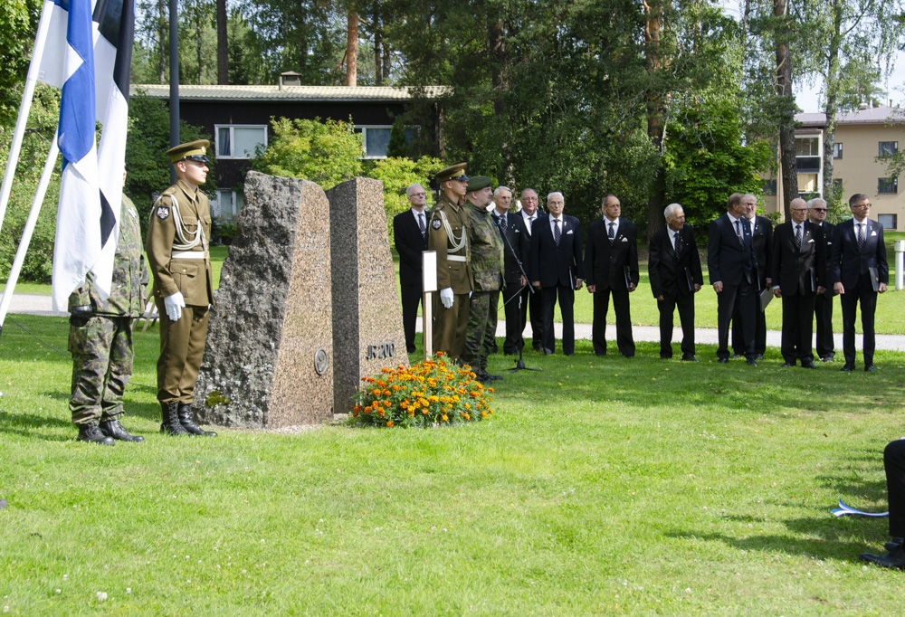 Seppeenlasku Jääkärirykmentti 200:n muistomerkillä Taavetin keskustassa.