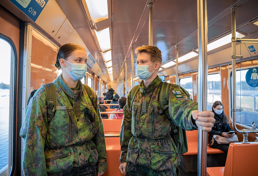 Varusmiehiä metrossa.