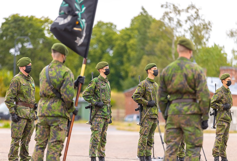 Alokkaita ja kantahenkilökuntaa maskit päällä vala- ja vakuutustilaisuudessa.