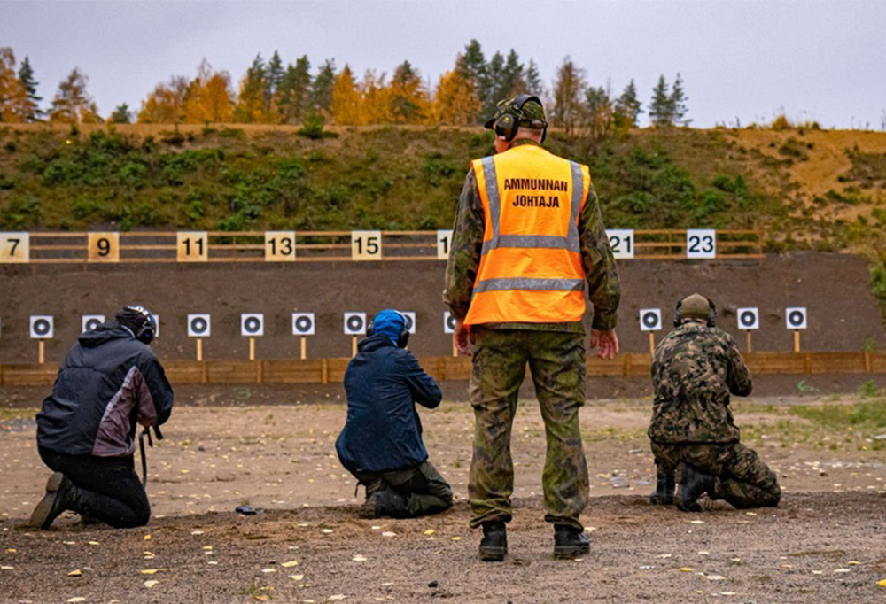 reserviläisiä ampumaradalla.