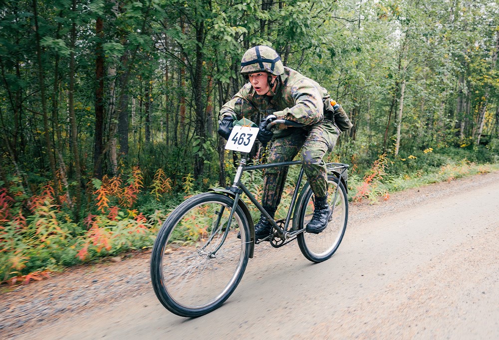 Varusmies pyöräilemässä Jeesiön lenkkiä Sodankylässä.