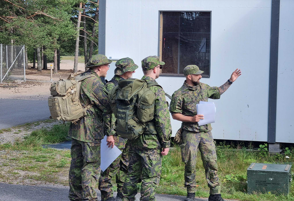 Espoon Reserviläiset suorittamassa rastia Santahaminassa.