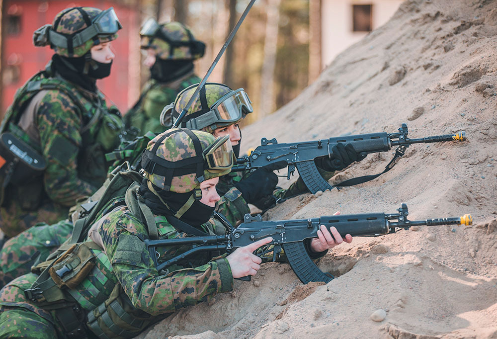 Neljä kaartinjääkäriä täystaisteluvarustuksessa.