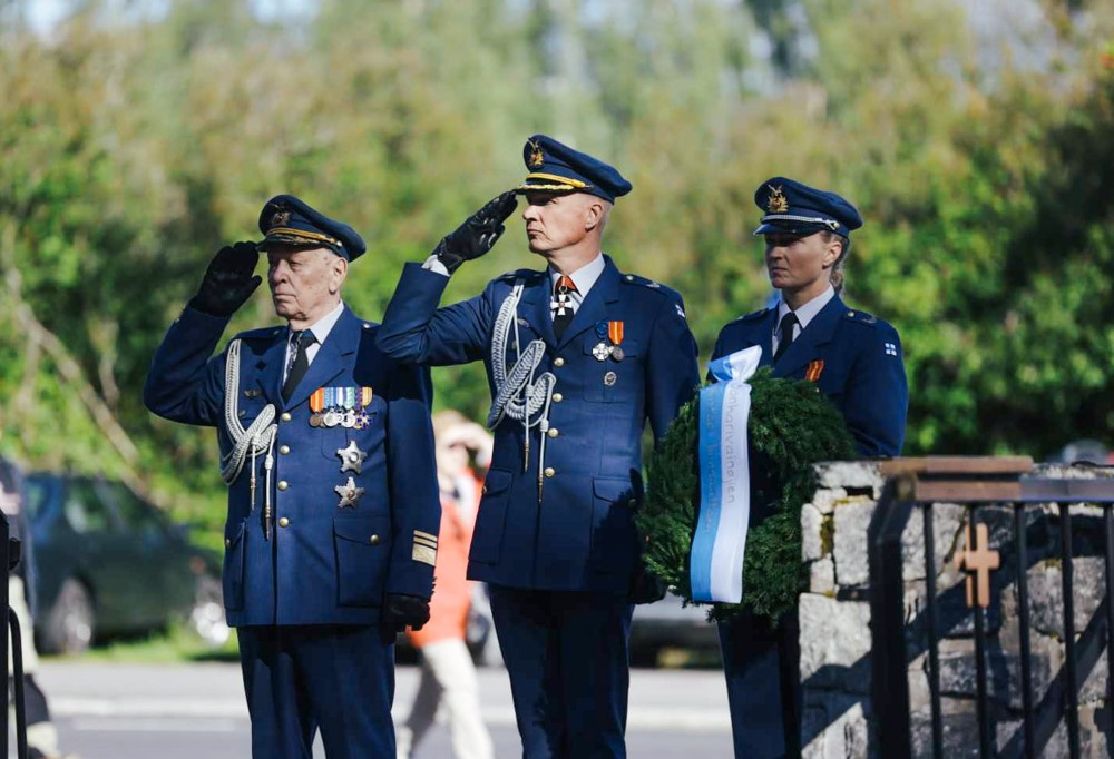 Seppeleen laskua seurasivat kenraaliluutnantti (evp) Rauno Meriö, eversti Tuukka Karjalainen ja Ulla-Kirsikka Vainio.