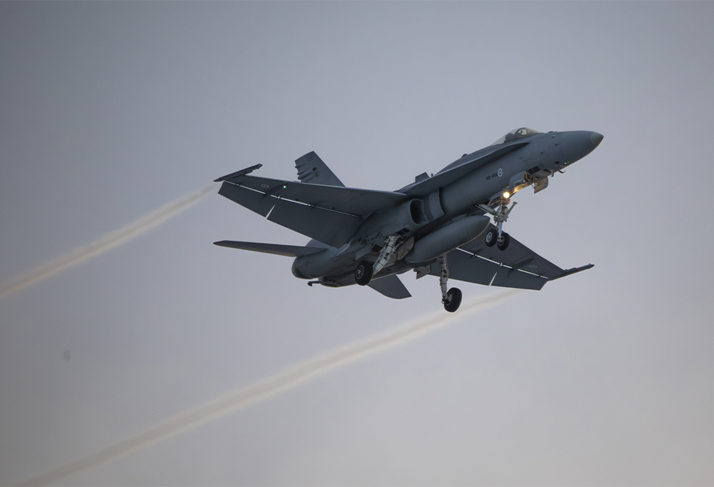 F/A-18 Hornet taivasta vasten.