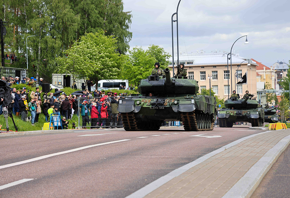 Kuva on arkistokuva. Kuvassa on paraatijoukot, joita johtaa eversti Rainer Kuosmanen Leopard 2A6 vaunusta.