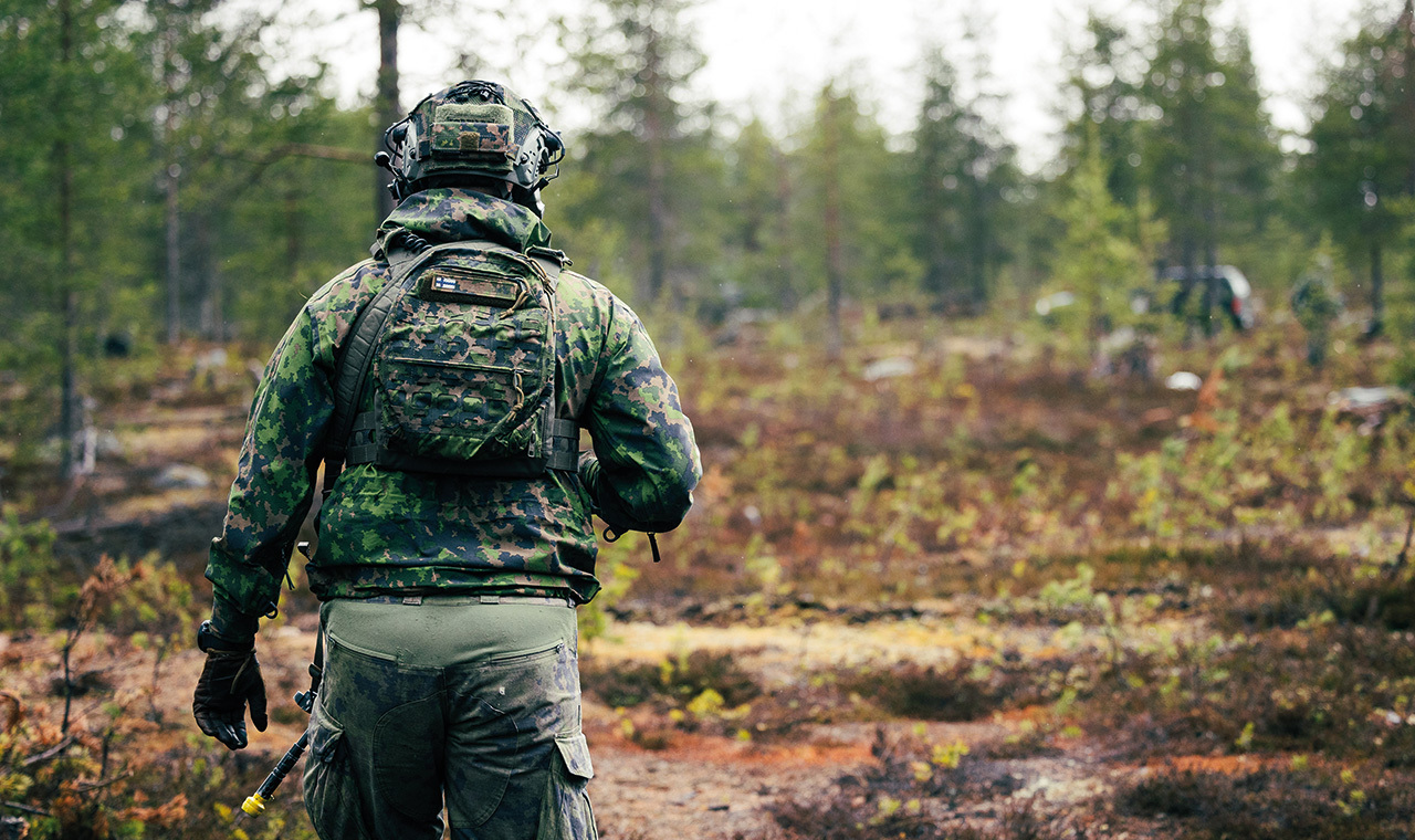 Sotilas kävelee metsässä.