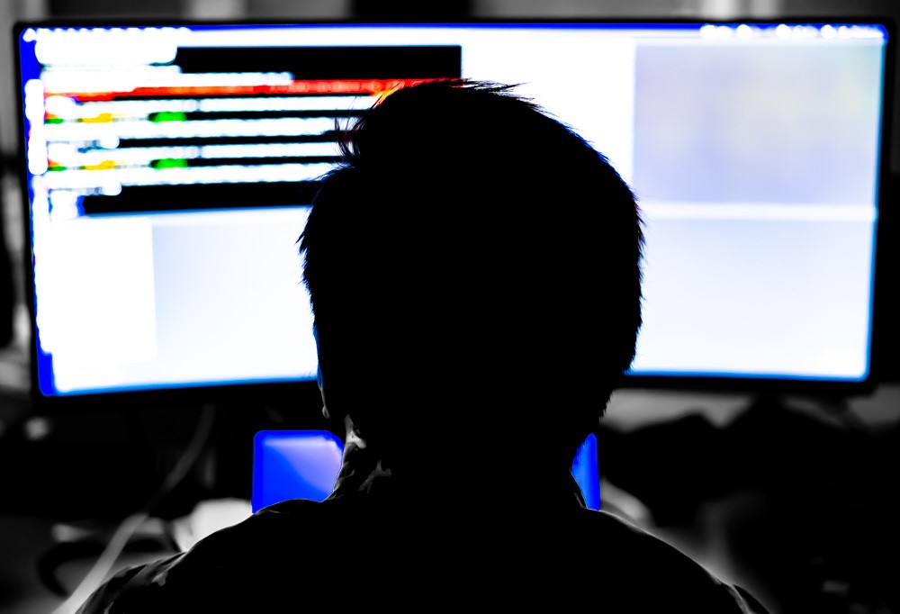 Kybervarusmies tietokoneen äärellä
