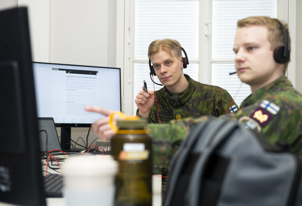 Kadetit Elias Kärkkäinen ja Iivari Granat analysoivat harjoituksessa vihollisen verkossa levittämää propagandaa.