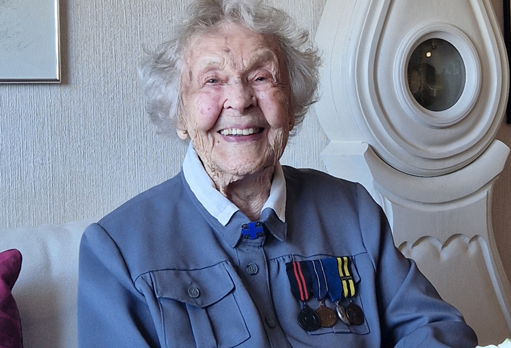 Kuvassa istuu palkinnon voittaja Helka Visuri.