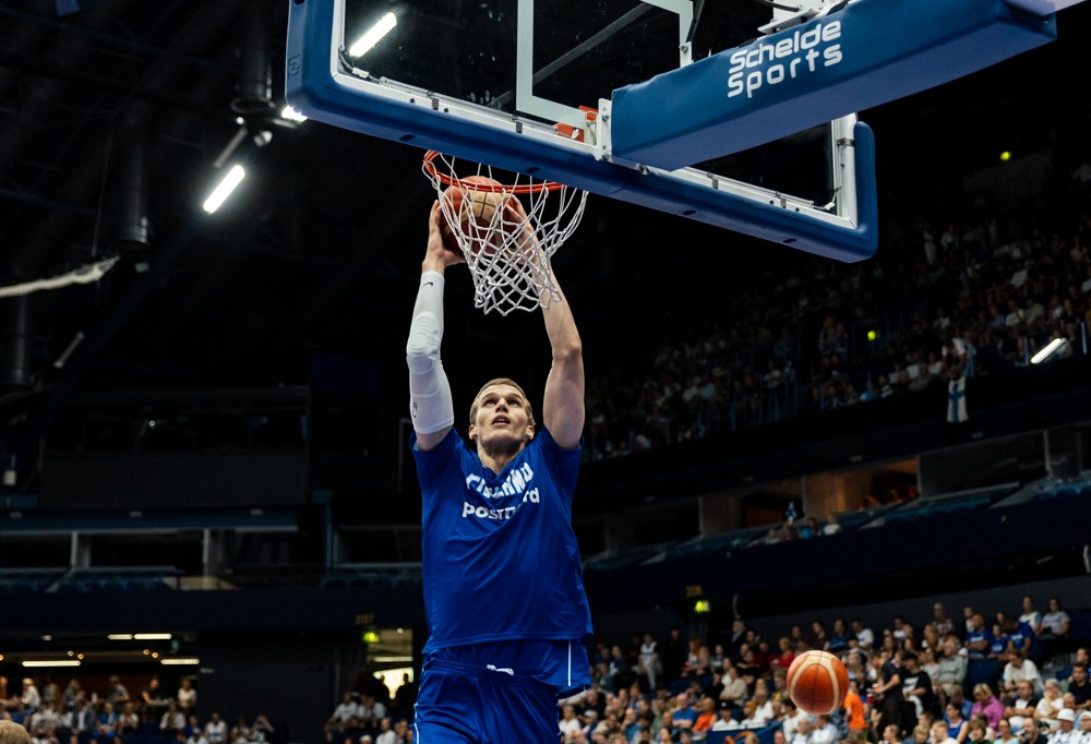 KuvassaLauri Markkanen on heittämässä koripalloa koriin.