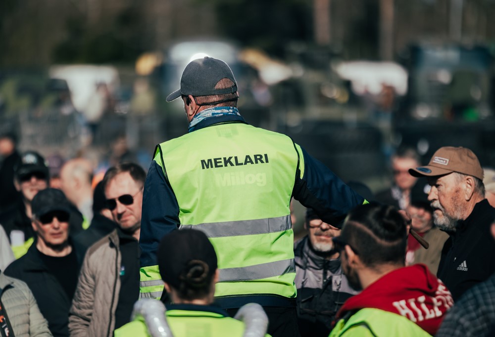 Kuvassa meklari huutokauppaamassa tavaraa yleisölle.