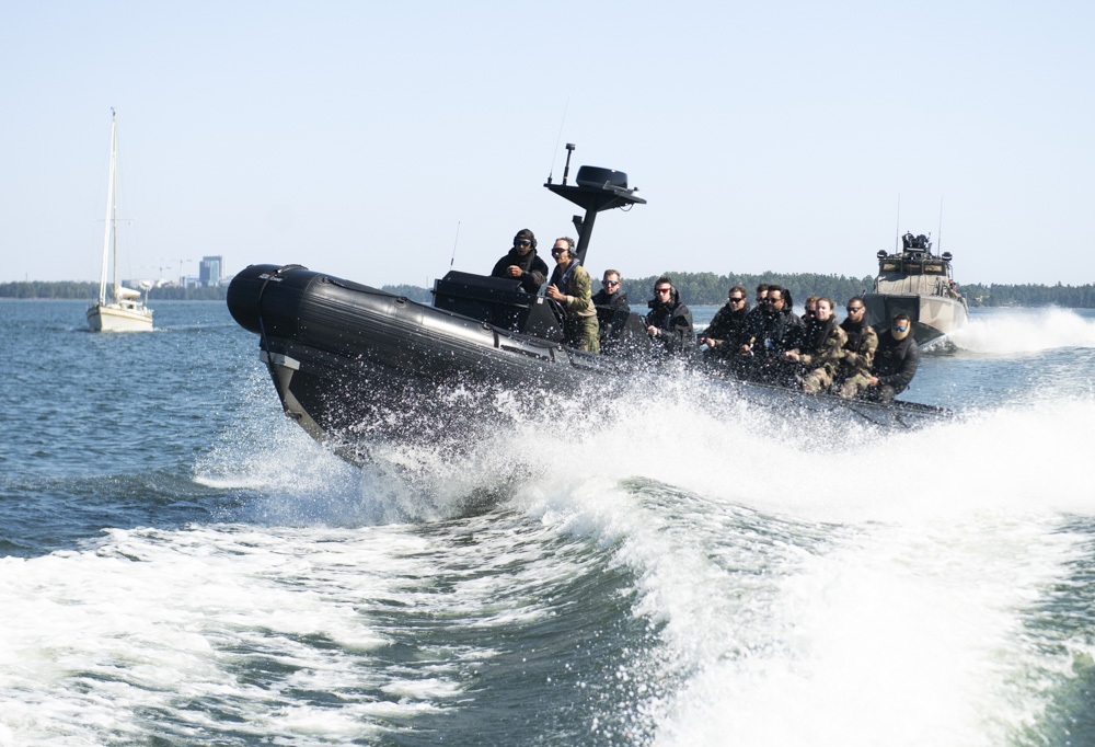 Kuvassa ranskalaista merijalkaväkeä veneessä