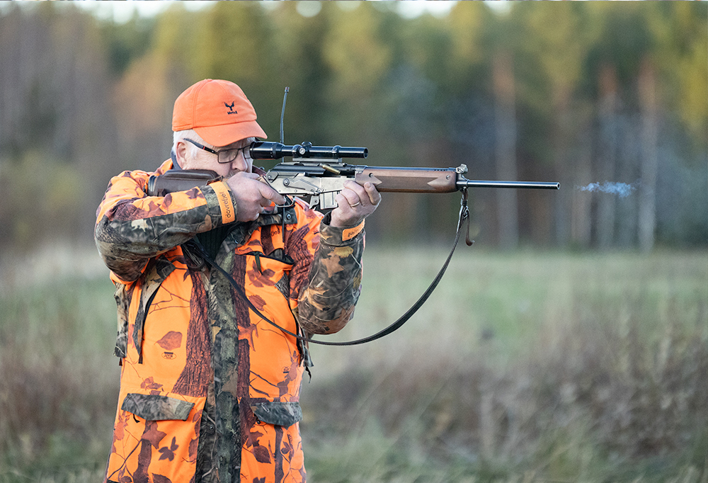 Kuvassa Kalevi Paimen tähtää kiväärillään.