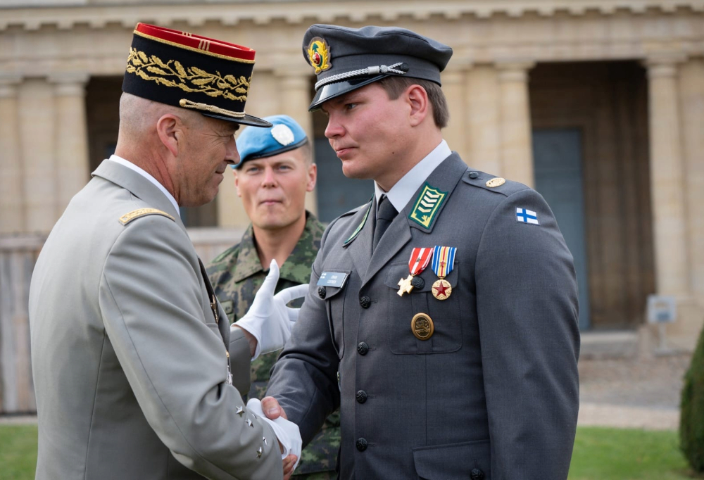 Ylikersantti Johan kättelee Ranskan asevoimien komentajaa.