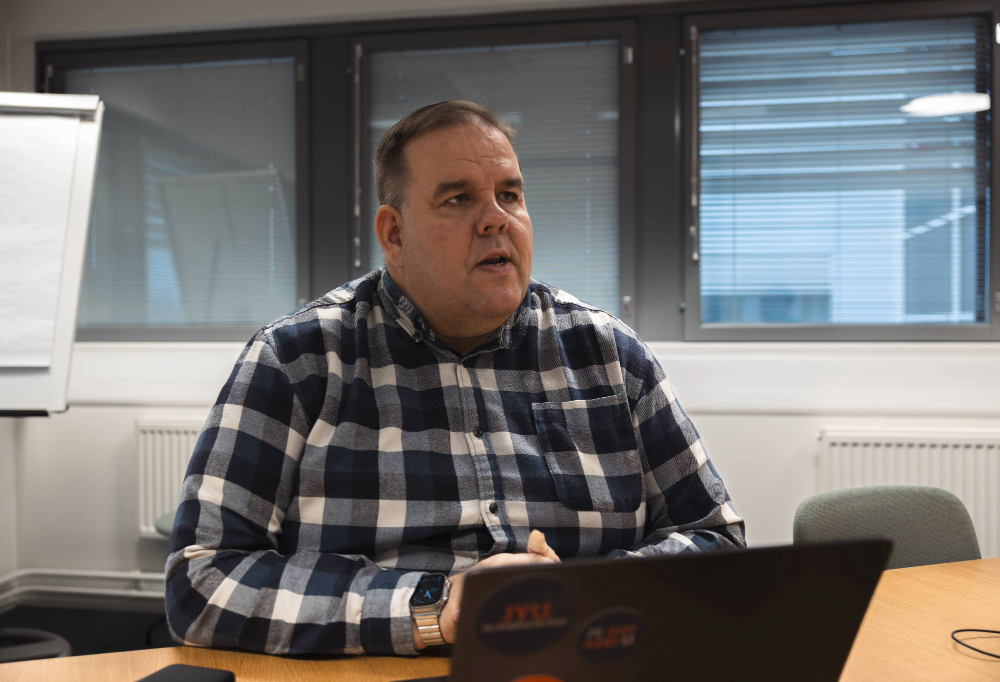 Asiantuntija Panu Moilanen puhuu ja katsoo kameran oikeaan reunaan.