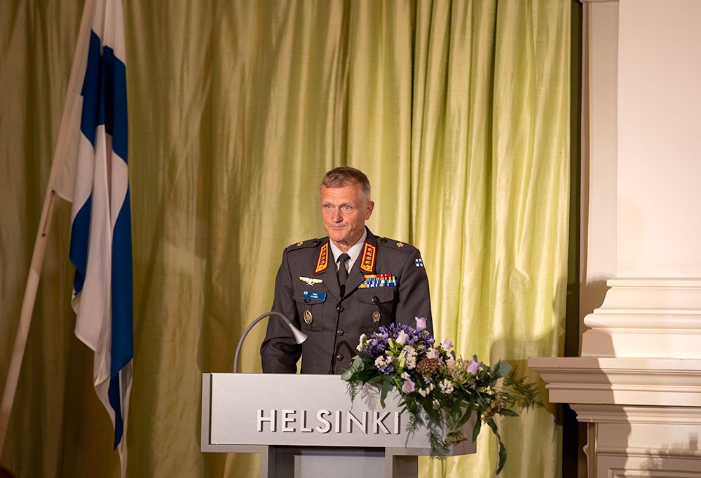 Kenraali Timo Kivinen esiintymässä.