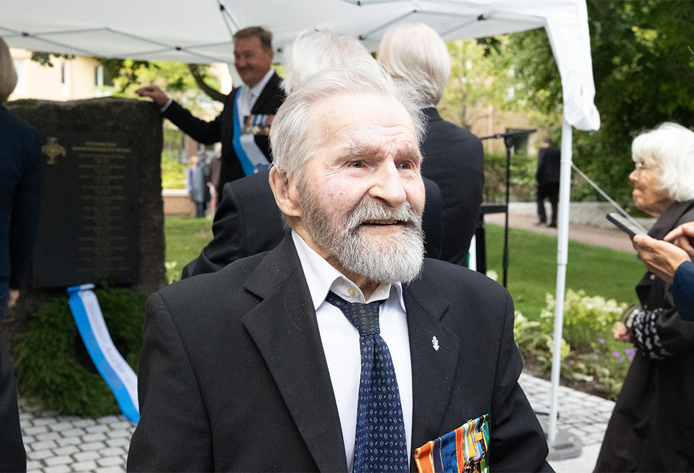 Sotaveteraani Hannes Tuovinen puhumassa.