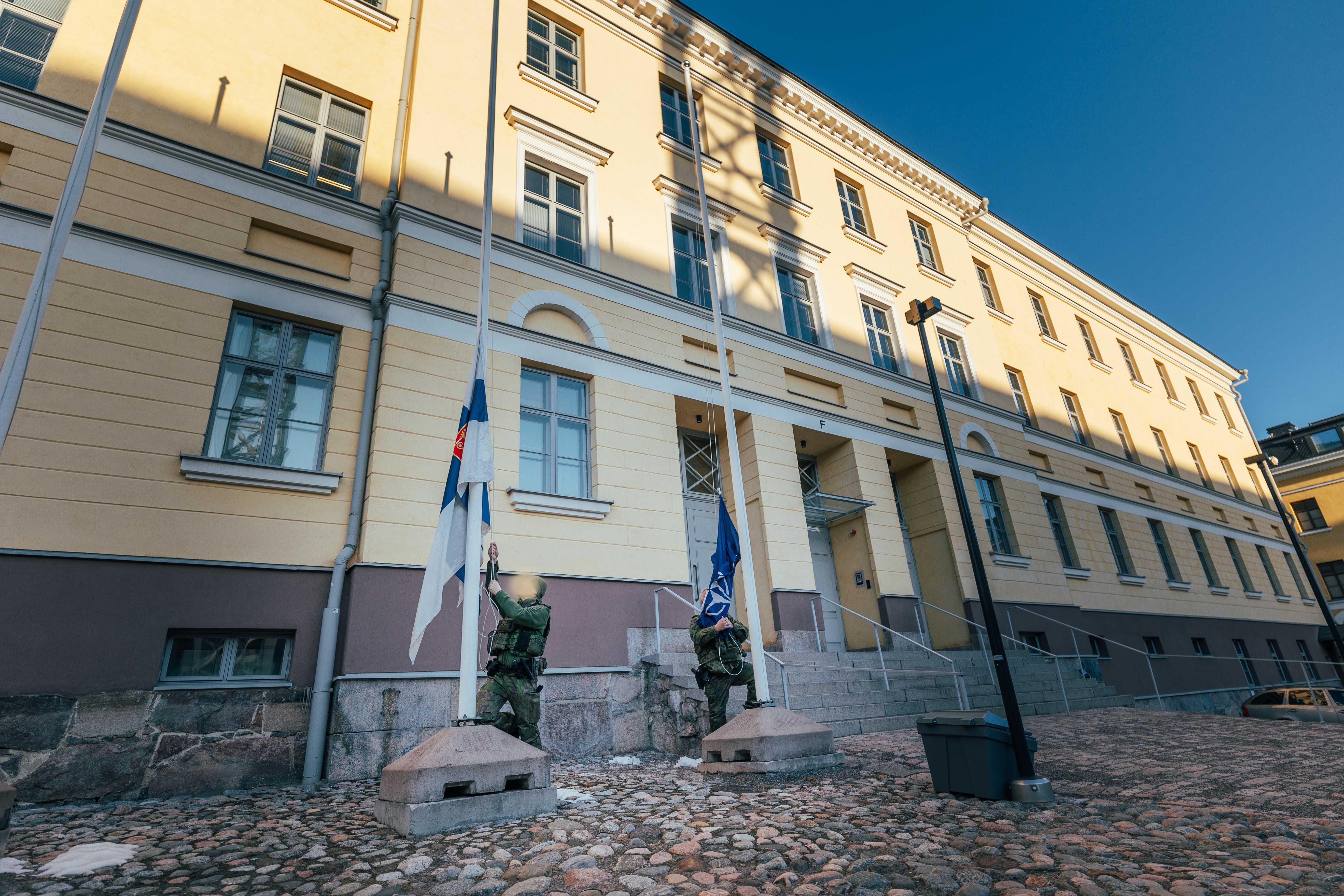 Kuvassa nostetaan Suomen ja Naton liput