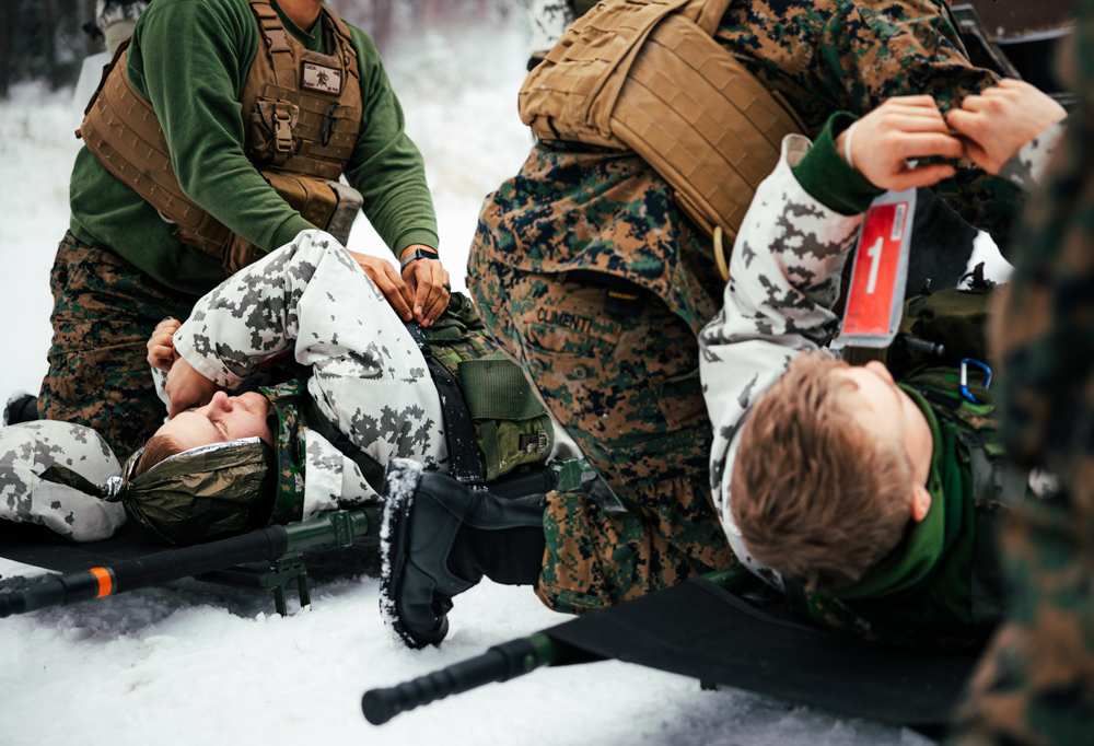 Kuvassa Amerikkalaiset sotilaat harjoittelevat ensiapua